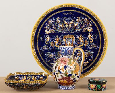 une assiette bleue et jaune, un bol bleu et blanc et une assiette bleue et jaune