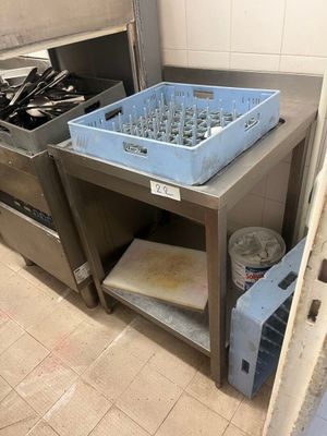 une image d'une cuisine avec un évier et une cuisinière