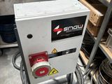 une machine posée sur le sol d'une pièce