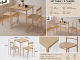 une table et deux chaises, avec une plante posée dessus
