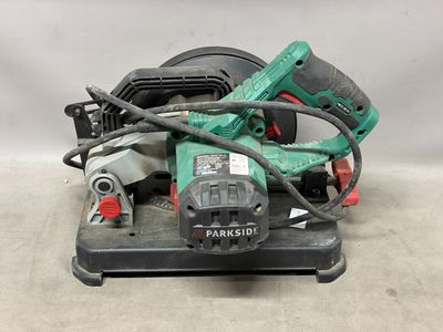 un outil électrique vert et noir posé sur une table