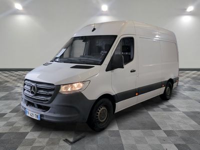 la camionnette blanche est garée dans une grande pièce au sol en damier