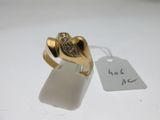 une bague en or ornée d'un diamant et d'une étiquette de prix