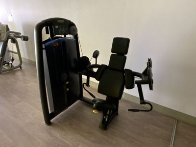 un appareil de musculation posé par terre dans une pièce