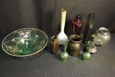 de nombreux vases et bols de toutes sortes posés sur une table