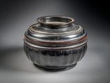 une image représentant un vase en noir et blanc posé sur une table
