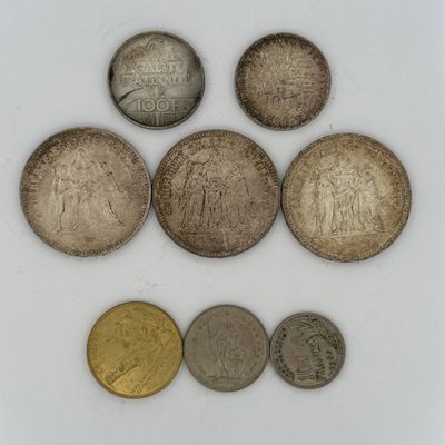 six types de pièces différents posés sur une surface blanche, sur fond blanc