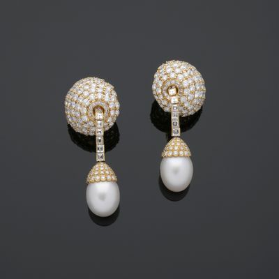 une paire de boucles d'oreilles à clip en perles et diamants