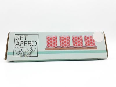 une boîte contenant trois coussins à pois rouges et blancs