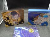 deux boîtes de puzzles posées par terre à côté d'un miroir