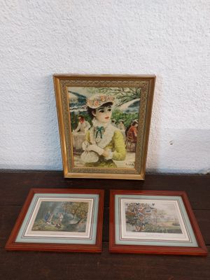 deux photos encadrées représentant une femme assise sur une table, à côté d'un tableau