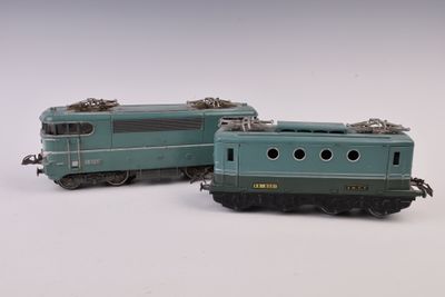 deux petits trains assis côte à côte sur une surface blanche