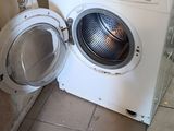 un lave-linge et un sèche-linge dans le coin d'une pièce