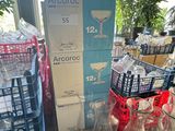 Des bouteilles et des verres sont empilés sur une table dans un magasin.