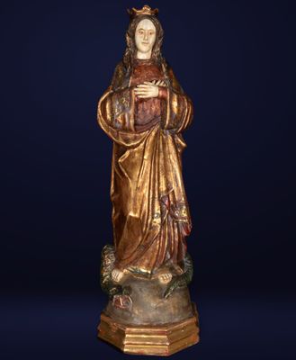 une statue de femme tenant un bébé dans ses bras