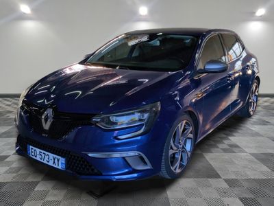 une photo d'une voiture bleue dans un showroom