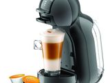 gros plan d'une machine à café avec une tasse de café