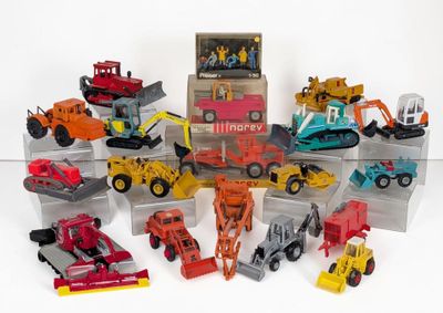 un grand nombre de véhicules-jouets posés sur une table