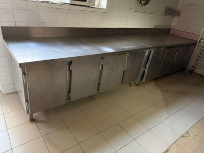 un grand comptoir en acier inoxydable dans une cuisine commerciale