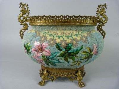 un vase orné de fleurs, posé sur un socle