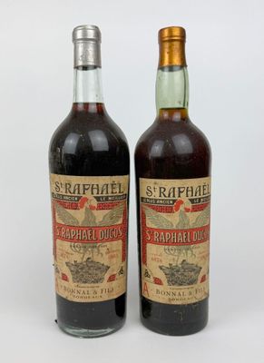deux bouteilles de vin posées l'une à côté de l'autre sur une surface blanche