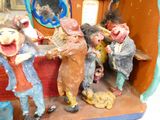 une figurine représentant un groupe de personnes sur un bateau