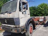 un camion rouillé garé sur le bord de la route