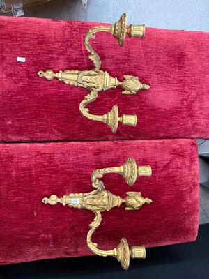 paire d'appliques murales anciennes en laiton, ornées de revêtements en velours rouge