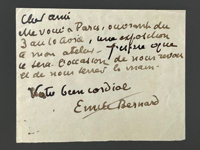 un vieux morceau de papier sur lequel on a écrit, posé sur une table