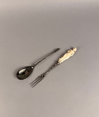 deux cuillères et une fourchette posées sur une table