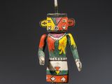 une figurine en bois représentant un homme vêtu d'un costume coloré