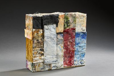 une photo d'une œuvre d'art posée sur une table