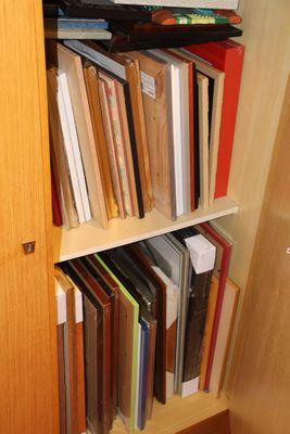 une bibliothèque remplie de livres, placée dans un coin de la pièce