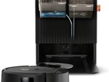 une image représentant un aspirateur robot et une cafetière sur fond blanc