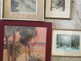 de nombreuses photos accrochées au mur à côté des toilettes