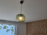 une salle équipée d'un écran de projection et d'un projecteur fixé au mur