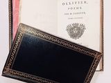 deux livres ouverts sur une surface blanche
