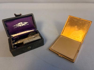 une petite boîte contenant un stylo et une petite boîte contenant un stylo