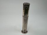 un briquet ancien plaqué argent, orné d'une horloge sur le côté