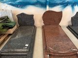 de nombreux types de granits exposés dans un magasin
