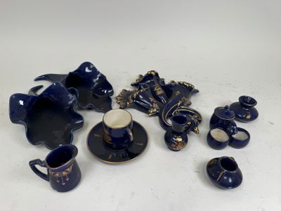 plusieurs pièces de poterie bleue posées sur une table blanche