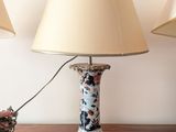 trois lampes posées sur une table dans une pièce