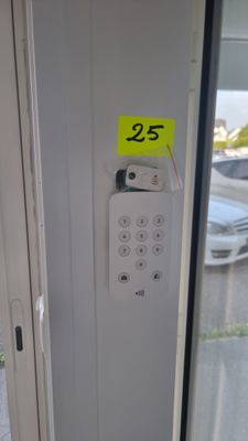 une porte équipée d'un clavier numérique et d'une pancarte apposée sur la porte