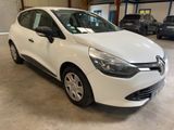 une voiture blanche garée dans un garage, avec d'autres voitures en arrière-plan
