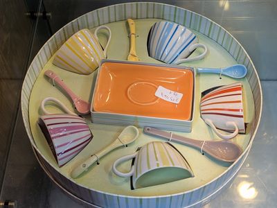 un gâteau décoré de différentes sortes de cuillères et d'ustensiles