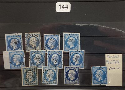 un lot de timbres exposés dans une vitrine