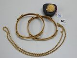 deux bracelets en or et une chaîne en or à laquelle est accrochée une pièce
