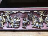une photo d'un banc en bois orné d'un motif décoratif