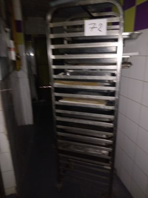 un présentoir métallique sur lequel est accrochée une affiche