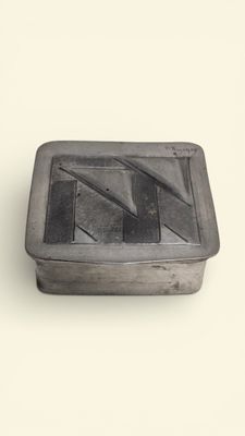 P. BOGENEZ Boite couverte de section carrée en étain travail…